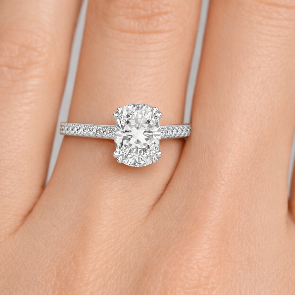 Годежен пръстен с овален диамант от бяло злато 14К върху ръка – лабораторно създаден диамант с IGI сертификат"