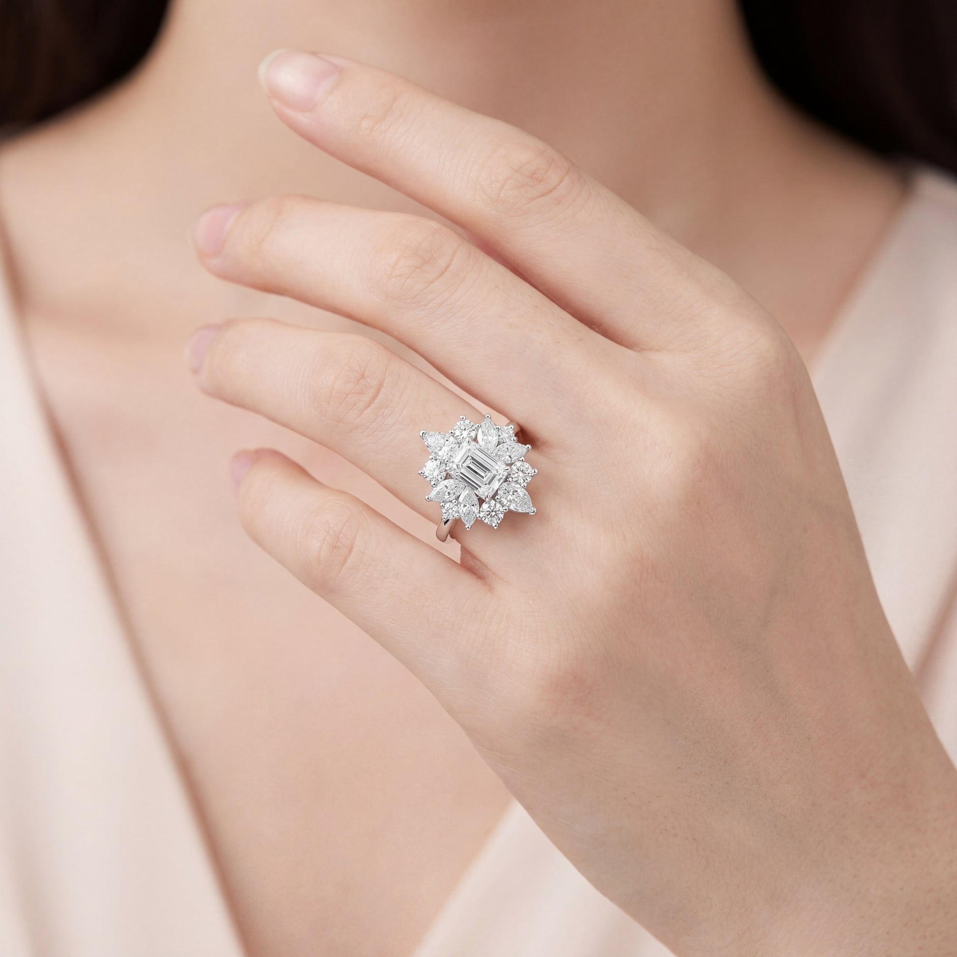Годежен пръстен с лабораторен диамант на ръка Kirkorian Diamonds