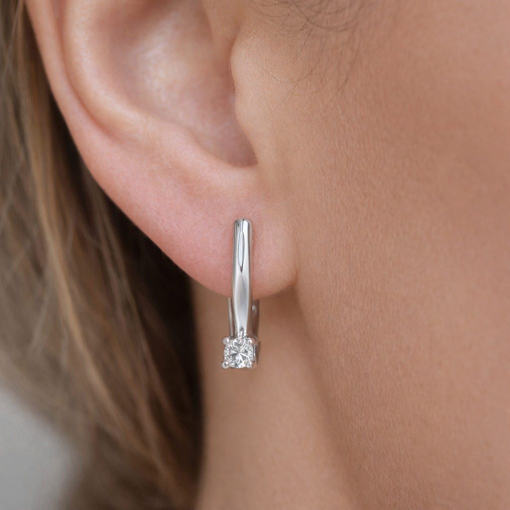 Класически обеци с диамант 0.12 ct и бяло злато 14к – Английско закопчаване, Код K10035B