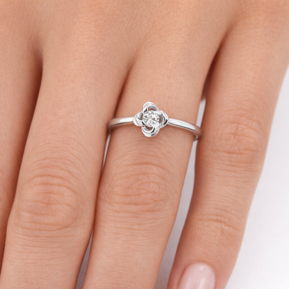 Годежен пръстен бяло злато 14К диамант 0.10 ct K360 върху ръка реален размер