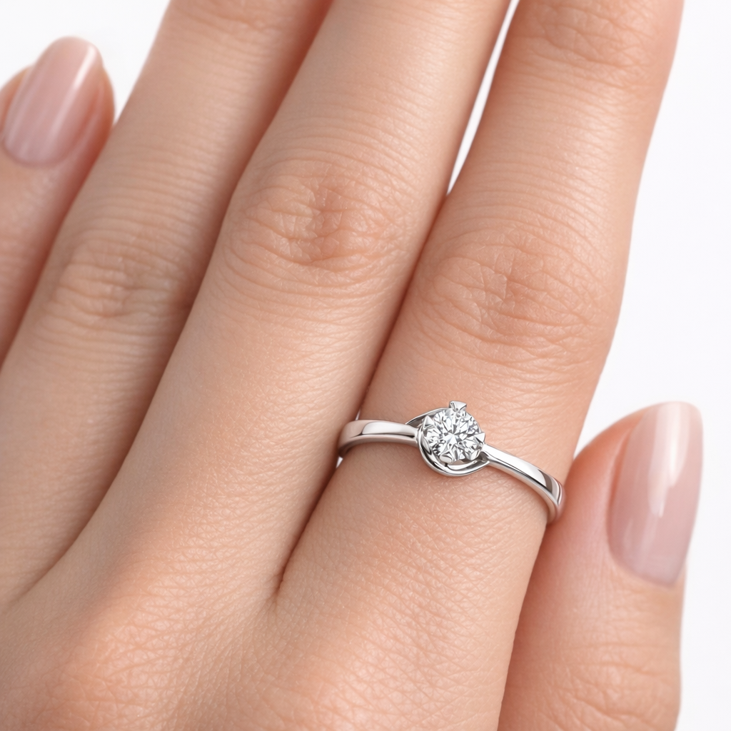 годежен пръстен с диамант 0.12 ct на ръка бяло злато 14К K361 реална визия