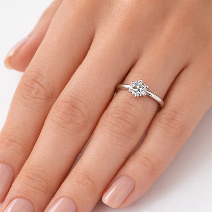 Годежен пръстен с диамант 0.25 ct GIA бяло злато 14К върху ръка реален размер елегантен солитер K372