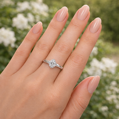 Годежен пръстен с диамант 0.40 ct F VS2 GIA върху ръка – бяло злато 14K луксозно бижу K385
