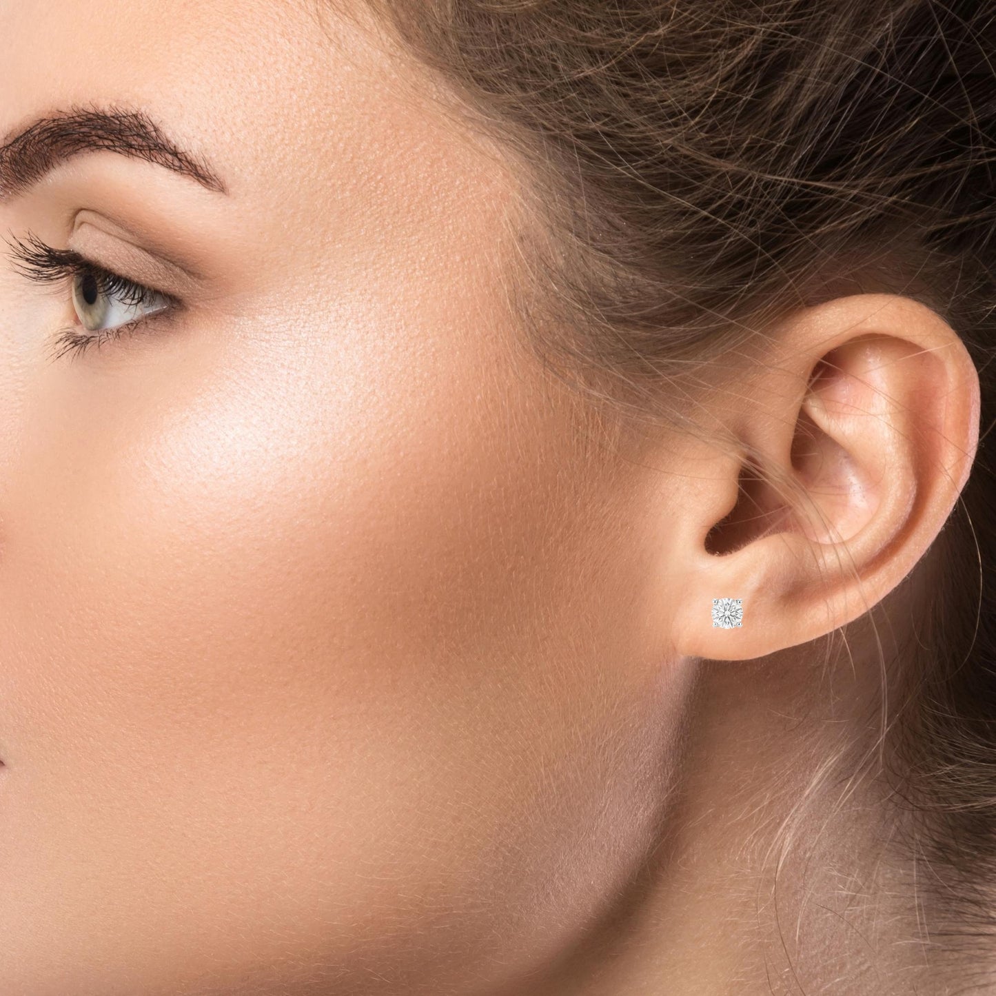 Класически обеци от бяло злато 14К с диамант 0.35 ct OB123 – елегантност с ярък блясък и висок клас камък