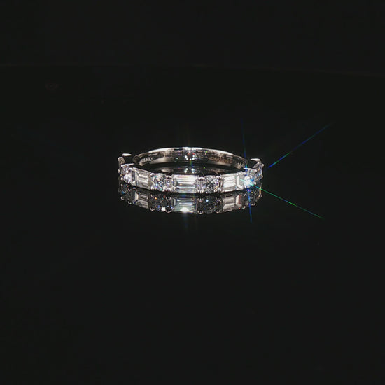Видео на луксозна брачна халка Premium Eternity Ring от бяло злато 14К с естествени диаманти с общо тегло 1.41 карата модел LR12199 от Kirkorian Diamonds. Елегантен eternity дизайн с редуващи се Round Brilliant и Baguette диаманти, които създават впечатляваща игра на светлина, максимален блясък и изключително луксозно излъчване. Изискан модел за сватба, годишнина или специален подарък.