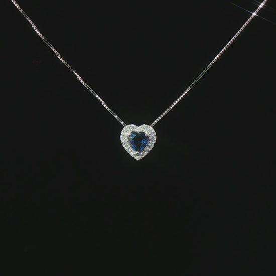 Видео на колие сърце от 18К бяло злато с естествен сапфир 0.28 ct и естествени диаманти 0.09 ct от Kirkorian Diamonds.