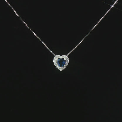 Видео на колие сърце от 18К бяло злато с естествен сапфир 0.28 ct и естествени диаманти 0.09 ct от Kirkorian Diamonds.