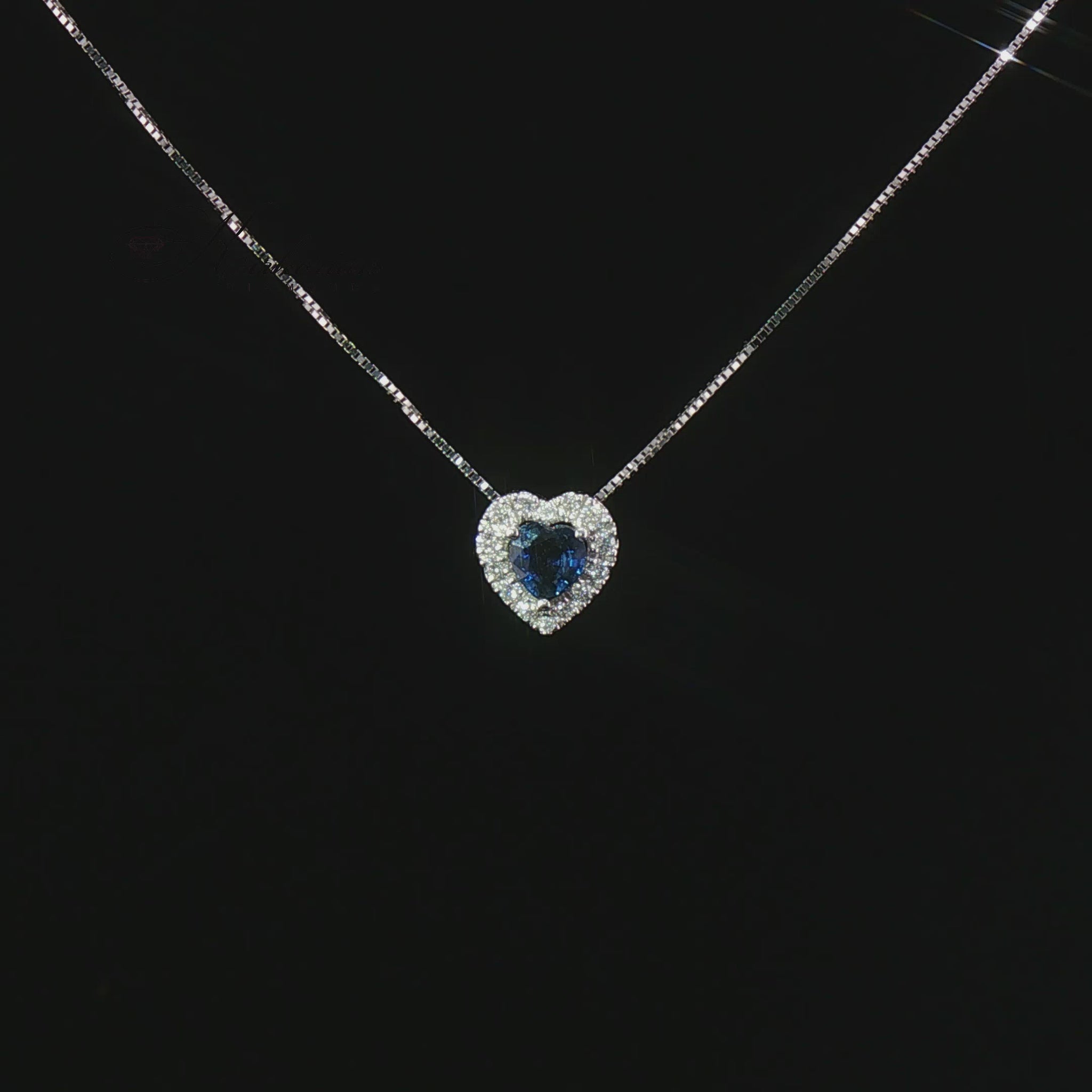 Видео на колие сърце от 18К бяло злато с естествен сапфир 0.28 ct и естествени диаманти 0.09 ct от Kirkorian Diamonds.