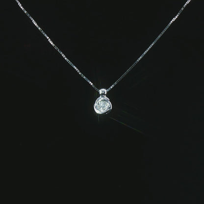 Видео на колие от 18К бяло злато с естествен диамант 0.04 ct в модерен обков от Kirkorian Diamonds.