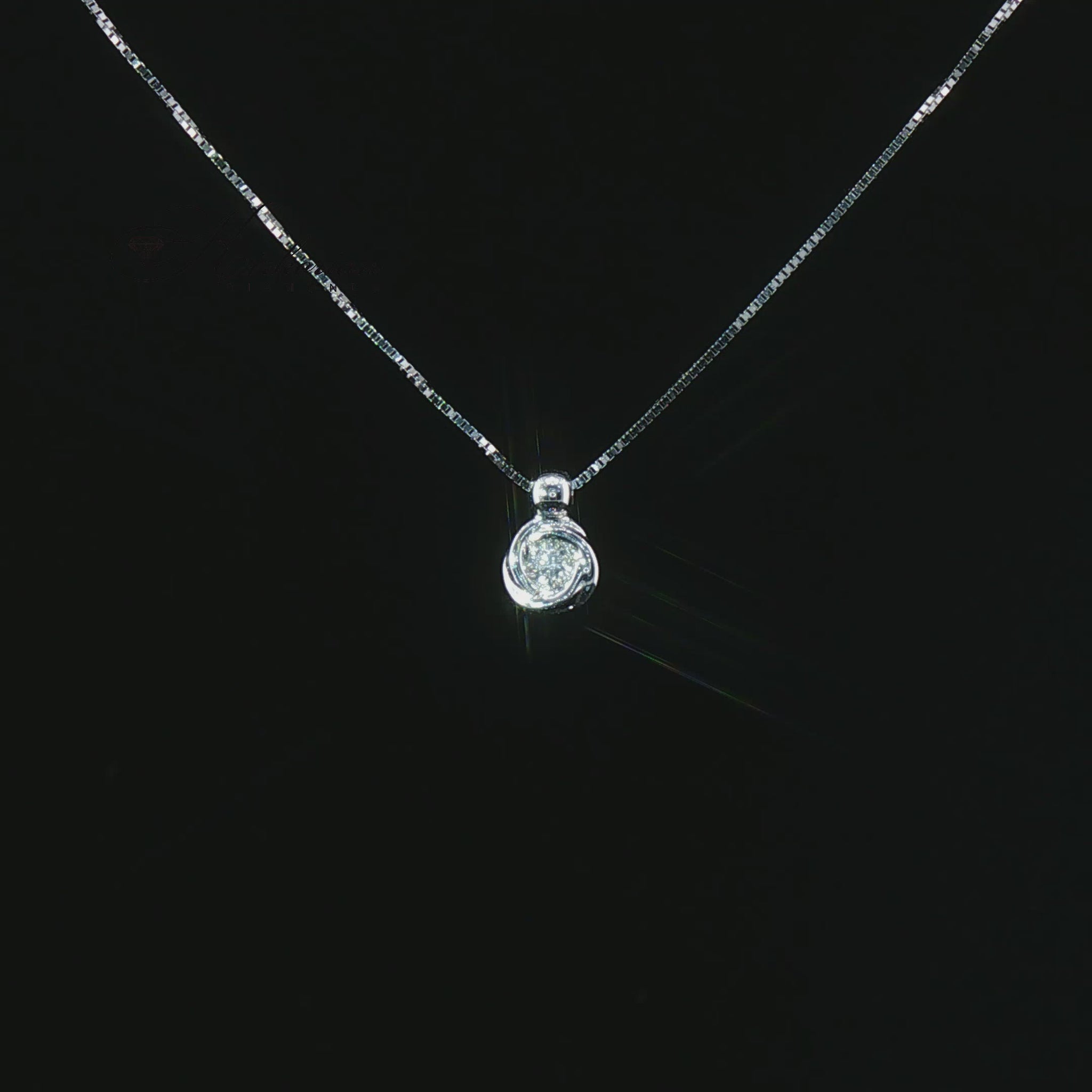 Видео на колие от 18К бяло злато с естествен диамант 0.04 ct в модерен обков от Kirkorian Diamonds.