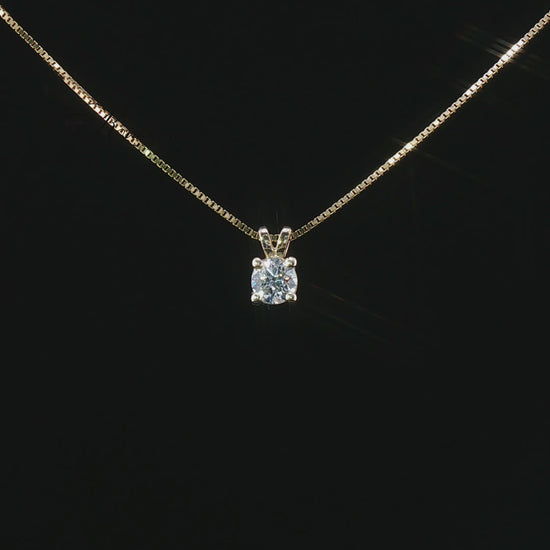 Видео на колие с естествен кръгъл диамант 0.40 ct GIA в 14К жълто злато с изключителен блясък.