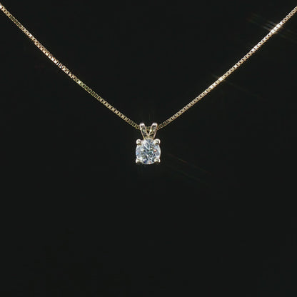 Видео на колие с естествен кръгъл диамант 0.40 ct GIA в 14К жълто злато с изключителен блясък.