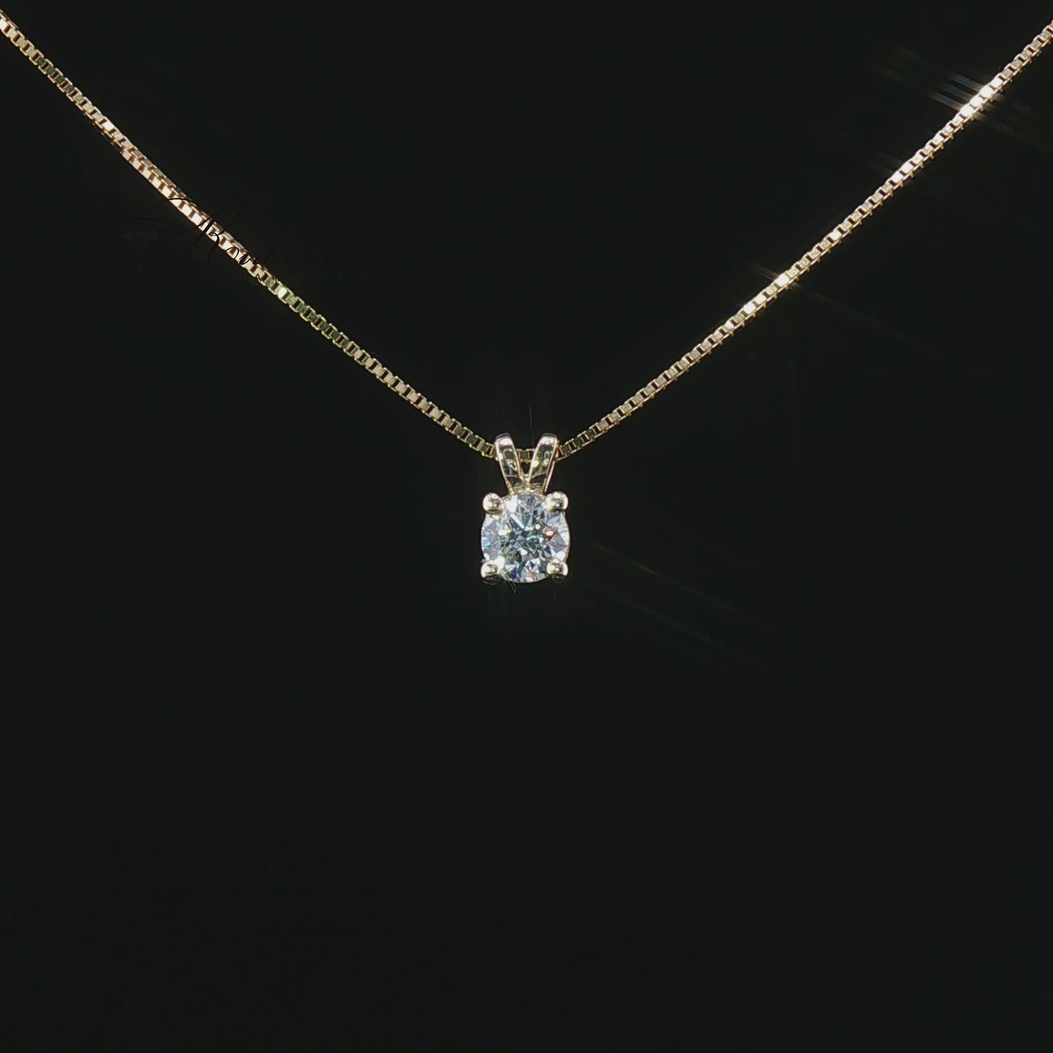 Видео на колие с естествен кръгъл диамант 0.40 ct GIA в 14К жълто злато с изключителен блясък.