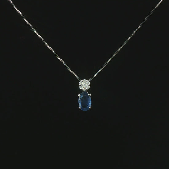 Видео на колие от 18К бяло злато с естествен сапфир 0.50 ct и естествени диаманти 0.05 ct – модел S122654 от Kirkorian Diamonds.