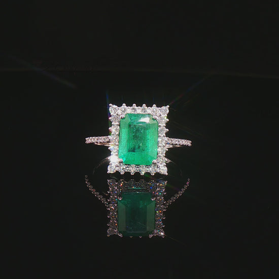 Видео на луксозен годежен пръстен от бяло злато 14К със смарагд Emerald Cut 2.19 карата и естествени диаманти с общо тегло 0.47 карата модел LR3496 от Kirkorian Diamonds. Впечатляващият централен естествен смарагд с правоъгълна Emerald шлифовка е елегантно подчертан от блестящи естествени брилянти, които създават изключителен контраст, дълбочина и луксозен блясък. Изискано бижу, подходящо за предложение за брак, годишнина или незабравим подарък.