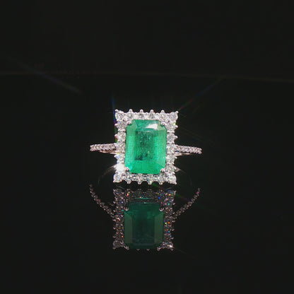 Видео на луксозен годежен пръстен от бяло злато 14К със смарагд Emerald Cut 2.19 карата и естествени диаманти с общо тегло 0.47 карата модел LR3496 от Kirkorian Diamonds. Впечатляващият централен естествен смарагд с правоъгълна Emerald шлифовка е елегантно подчертан от блестящи естествени брилянти, които създават изключителен контраст, дълбочина и луксозен блясък. Изискано бижу, подходящо за предложение за брак, годишнина или незабравим подарък.