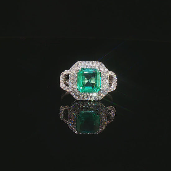 Видео на луксозен годежен пръстен от бяло злато 14К с естествен смарагд Emerald Cut 1.87 карата и естествени диаманти с общо тегло 0.45 карата модел LR6456EM от Kirkorian Diamonds. Дизайнерски модел с впечатляващ централен смарагд с правоъгълна Emerald шлифовка, допълнен от брилянтно шлифовани естествени диаманти, които създават изключителен контраст, силен блясък и луксозно излъчване. Перфектен избор за предложение за брак, годишнина или специален подарък.