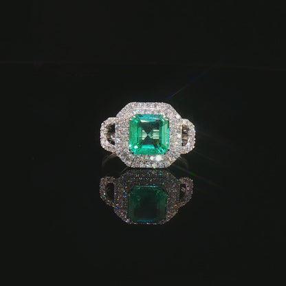 Видео на луксозен годежен пръстен от бяло злато 14К с естествен смарагд Emerald Cut 1.87 карата и естествени диаманти с общо тегло 0.45 карата модел LR6456EM от Kirkorian Diamonds. Дизайнерски модел с впечатляващ централен смарагд с правоъгълна Emerald шлифовка, допълнен от брилянтно шлифовани естествени диаманти, които създават изключителен контраст, силен блясък и луксозно излъчване. Перфектен избор за предложение за брак, годишнина или специален подарък.