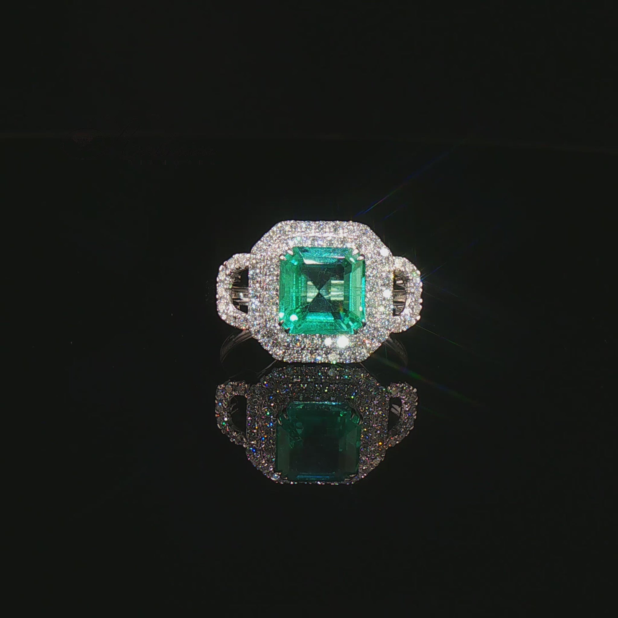 Видео на луксозен годежен пръстен от бяло злато 14К с естествен смарагд Emerald Cut 1.87 карата и естествени диаманти с общо тегло 0.45 карата модел LR6456EM от Kirkorian Diamonds. Дизайнерски модел с впечатляващ централен смарагд с правоъгълна Emerald шлифовка, допълнен от брилянтно шлифовани естествени диаманти, които създават изключителен контраст, силен блясък и луксозно излъчване. Перфектен избор за предложение за брак, годишнина или специален подарък.