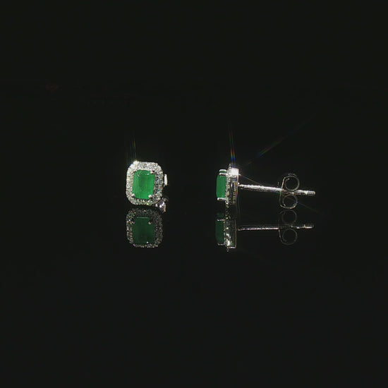 360-градусов изглед на луксозни обеци от бяло злато 14K с правоъгълни естествени смарагди 0.40 ct, деликатен диамантен хало ореол 0.10 ct (цвят F/G, чистота VS) и закопчаване на щифт.