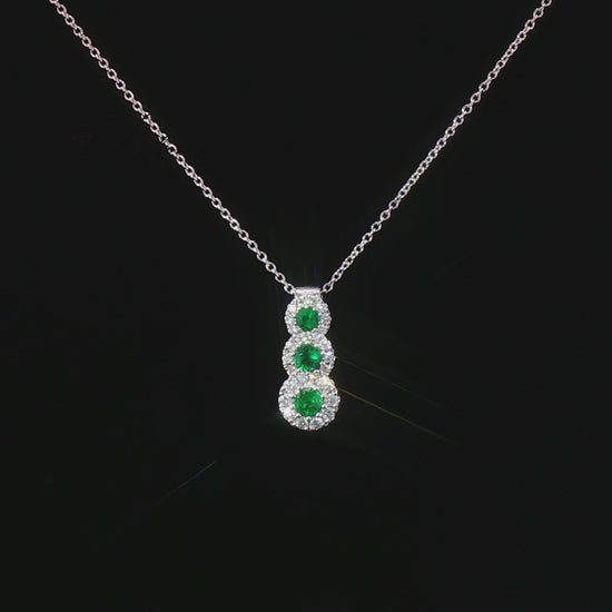 Видео на колие от 18К бяло злато с естествени смарагди 0.23 ct и естествени диаманти 0.13 ct – модел S234403 от Kirkorian Diamonds.
