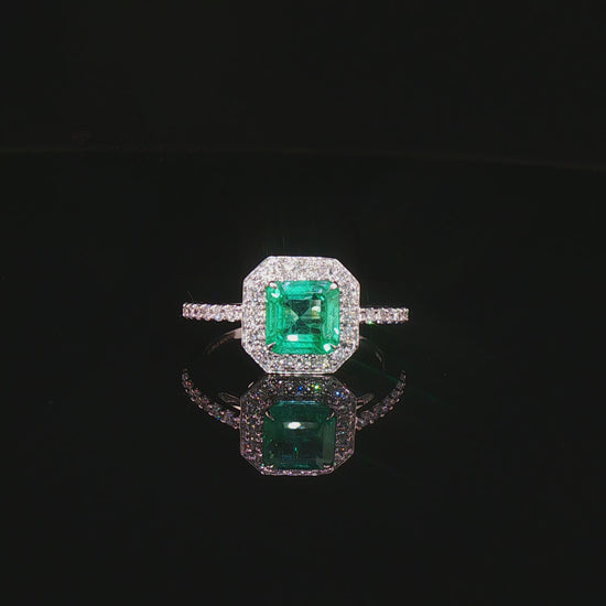 Видео на луксозен годежен пръстен от бяло злато 14К със смарагд Emerald Cut 1.26 карата и естествени диаманти с общо тегло 0.31 карата модел LR3712E от Kirkorian Diamonds. Централният естествен смарагд с елегантна правоъгълна Emerald шлифовка е подчертан от блестящи естествени брилянти, които създават впечатляващ контраст, изключителен блясък и неподвластна на времето елегантност. Изискан пръстен, подходящ за предложение за брак, годишнина или специален подарък.