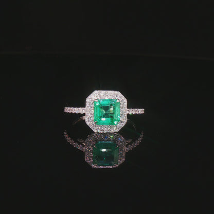 Видео на луксозен годежен пръстен от бяло злато 14К със смарагд Emerald Cut 1.26 карата и естествени диаманти с общо тегло 0.31 карата модел LR3712E от Kirkorian Diamonds. Централният естествен смарагд с елегантна правоъгълна Emerald шлифовка е подчертан от блестящи естествени брилянти, които създават впечатляващ контраст, изключителен блясък и неподвластна на времето елегантност. Изискан пръстен, подходящ за предложение за брак, годишнина или специален подарък.