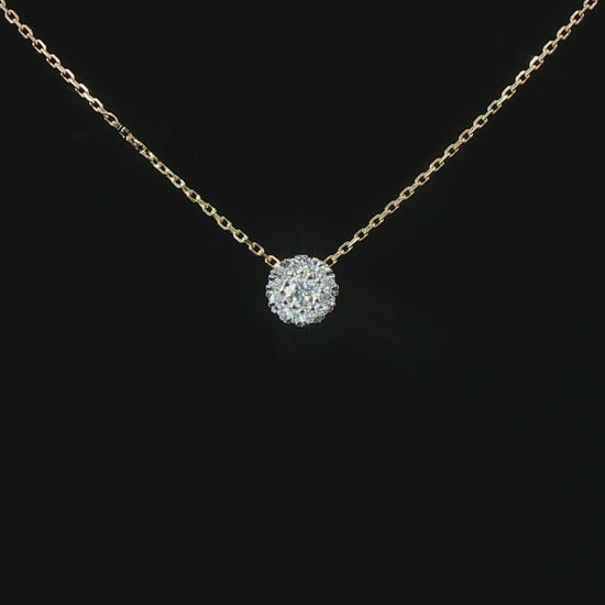 Изящно колие от жълто злато 14К с естествени диаманти 0.20 ct. Елегантна кръгла висулка с pave диамантен дизайн, съчетаваща лукс, блясък и съвременна изработка. Идеален избор за подарък или специален повод от Kirkorian Diamonds.