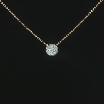 Изящно колие от жълто злато 14К с естествени диаманти 0.20 ct. Елегантна кръгла висулка с pave диамантен дизайн, съчетаваща лукс, блясък и съвременна изработка. Идеален избор за подарък или специален повод от Kirkorian Diamonds.