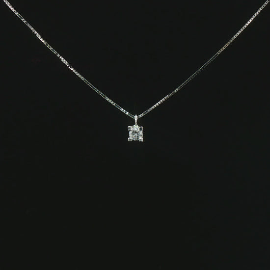 Видео на класическо колие от бяло злато 18K с естествен диамант 0.07 ct – елегантен солитер от Kirkorian Diamonds