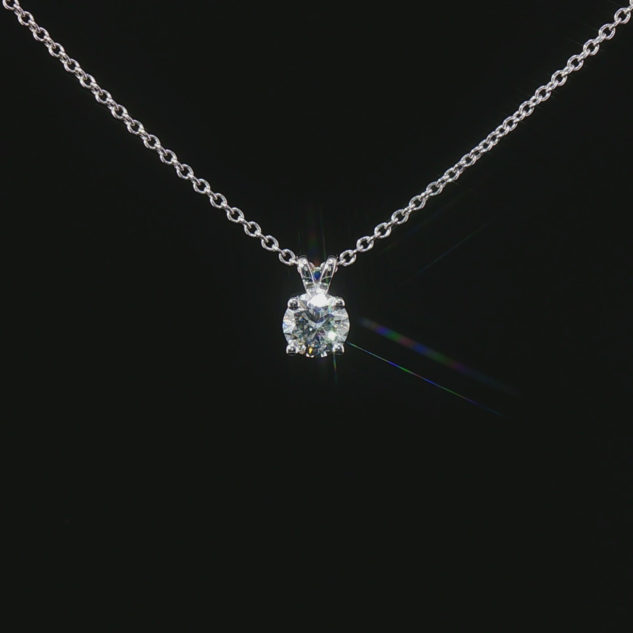 Видео на колие от бяло злато 14К с естествен диамант 0,70 ct, цвят F и чистота VVS2, със сертификат IGI – модел K601C.