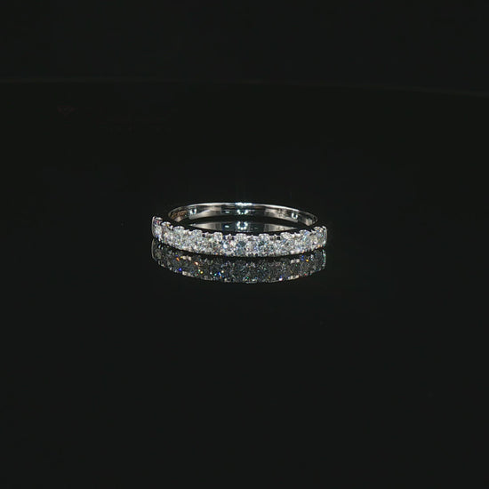 Видео на луксозна брачна халка Diamond Eternity Band от бяло злато 14К с естествени диаманти с общо тегло 0.52 карата, цвят F/G и чистота VS, модел LR9388V5 от Kirkorian Diamonds. Елегантен eternity дизайн с непрекъсната линия от естествени брилянтно шлифовани диаманти, които осигуряват максимален блясък и изискана визия. Идеална брачна халка, юбилейна халка или луксозен подарък.