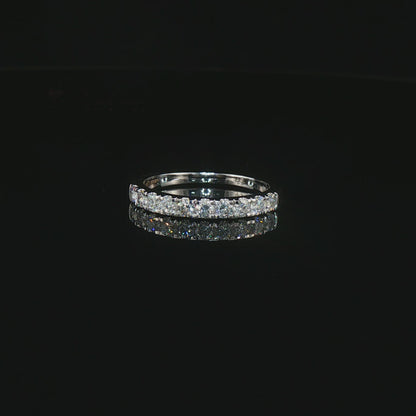 Видео на луксозна брачна халка Diamond Eternity Band от бяло злато 14К с естествени диаманти с общо тегло 0.52 карата, цвят F/G и чистота VS, модел LR9388V5 от Kirkorian Diamonds. Елегантен eternity дизайн с непрекъсната линия от естествени брилянтно шлифовани диаманти, които осигуряват максимален блясък и изискана визия. Идеална брачна халка, юбилейна халка или луксозен подарък.