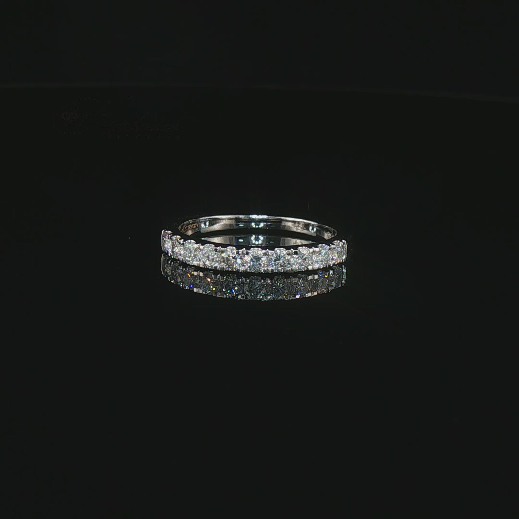 Видео на луксозна брачна халка Diamond Eternity Band от бяло злато 14К с естествени диаманти с общо тегло 0.52 карата, цвят F/G и чистота VS, модел LR9388V5 от Kirkorian Diamonds. Елегантен eternity дизайн с непрекъсната линия от естествени брилянтно шлифовани диаманти, които осигуряват максимален блясък и изискана визия. Идеална брачна халка, юбилейна халка или луксозен подарък.