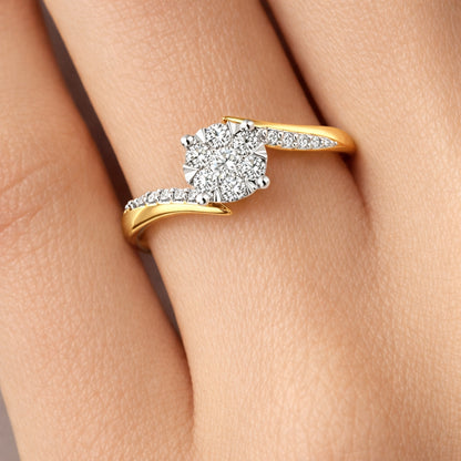 диамантен годежен пръстен 0.19 ct на ръка