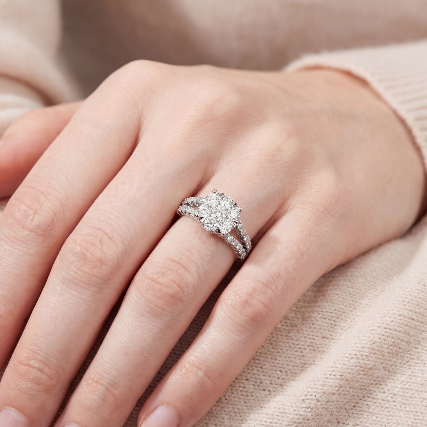 Луксозен годежен пръстен с диаманти 1.00ct от бяло злато 18K – модел RN221 на ръка, елегантен дамски годежен пръстен