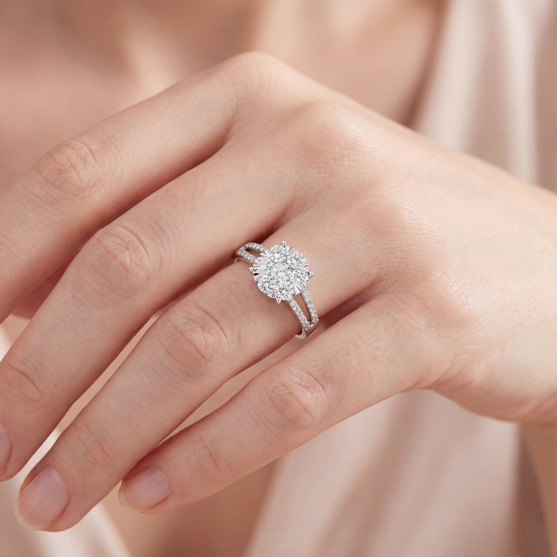 "Годежен пръстен от бяло злато 18К с диаманти 0.75 ct върху ръка елегантен диамантен клъстер KD сертификат RN222"