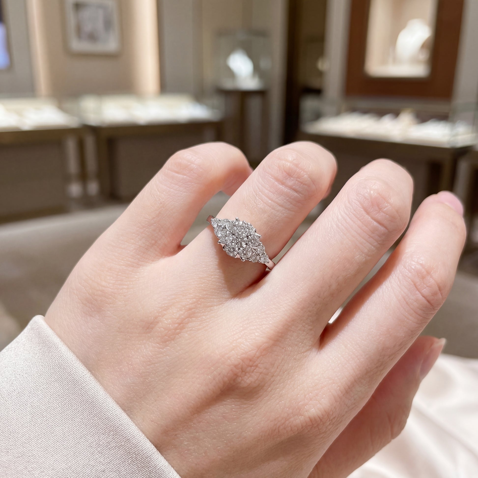 годежен пръстен с диаманти 0.51 ct от бяло злато 18К модел RN224 поставен на ръка реална визия