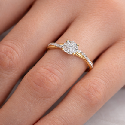 диамантен годежен пръстен 0.20 ct на ръка