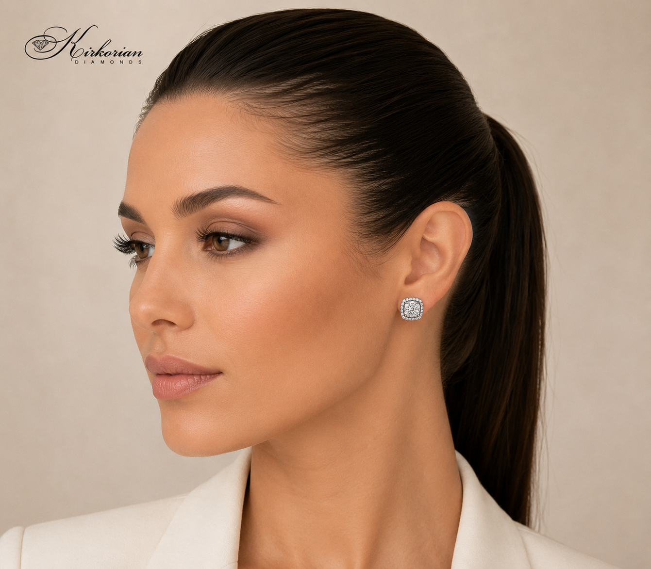 Обеци от бяло злато 18К с естествени диаманти 1.00 карата модел RN99 Kirkorian Diamonds върху модел – луксозни обеци на щифт с впечатляващ диамантен блясък