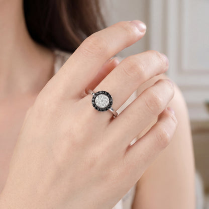 "Пръстен от бяло злато 18К с черни и бели диаманти 0.25 ct S253319 дизайнерски дамски пръстен с контрастен кръгъл дизайн върху ръка"