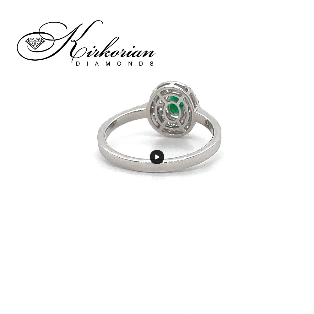 Пръстен със смарагд и диаманти в бяло злато 18К – изящество и лукс на достъпна цена