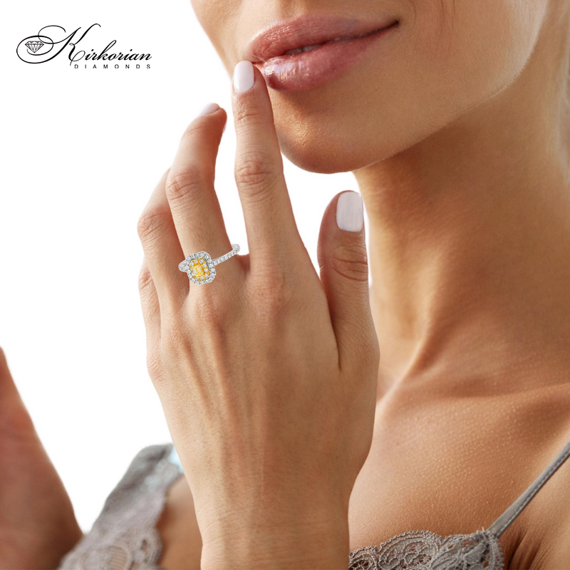 Луксозен пръстен от бяло и жълто злато 18k с диаманти и Fancy Yellow диамант IT19 Луксозен пръстен от бяло и жълто злато 18k с диаманти и Fancy Yellow диамант IT19
