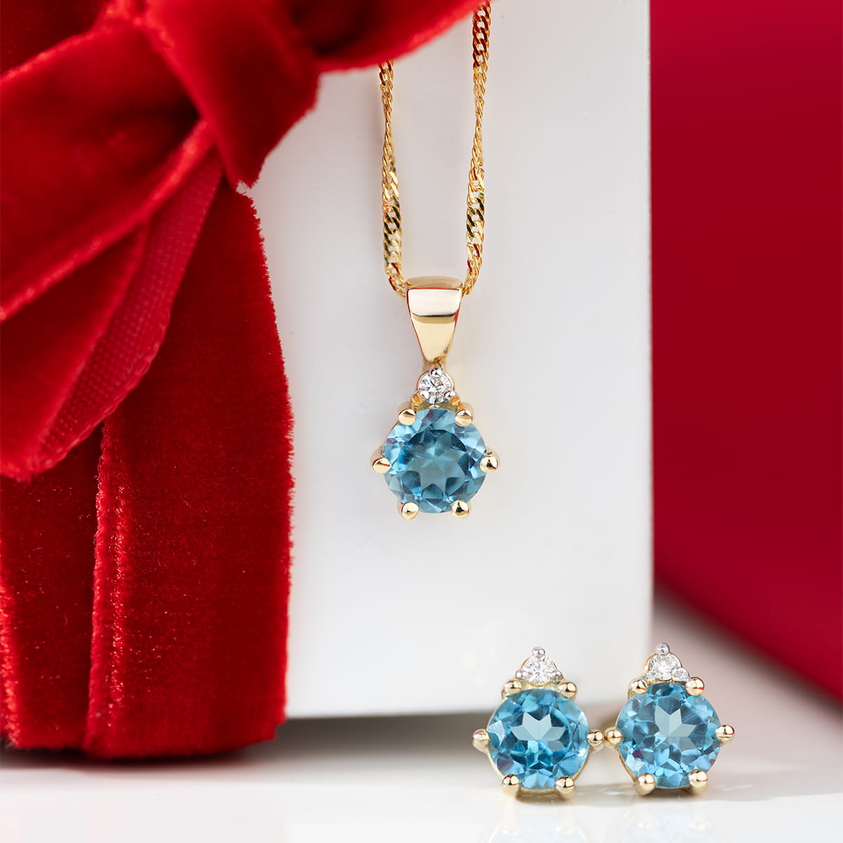 Обеци от жълто злато 14К с топази Swiss Blue и диаманти – луксозен дизайн на ТОП ЦЕНА